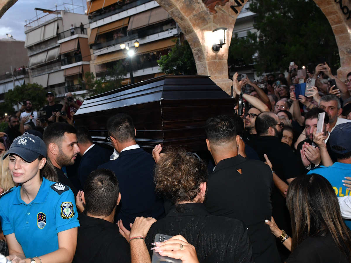 Γιώργος Μαζωνάκης: Με χειροκροτήματα έφτασε η σορός του στη Νίκαια – Λαϊκή αγρυπνία μέχρι τις πρώτες πρωινές ώρες