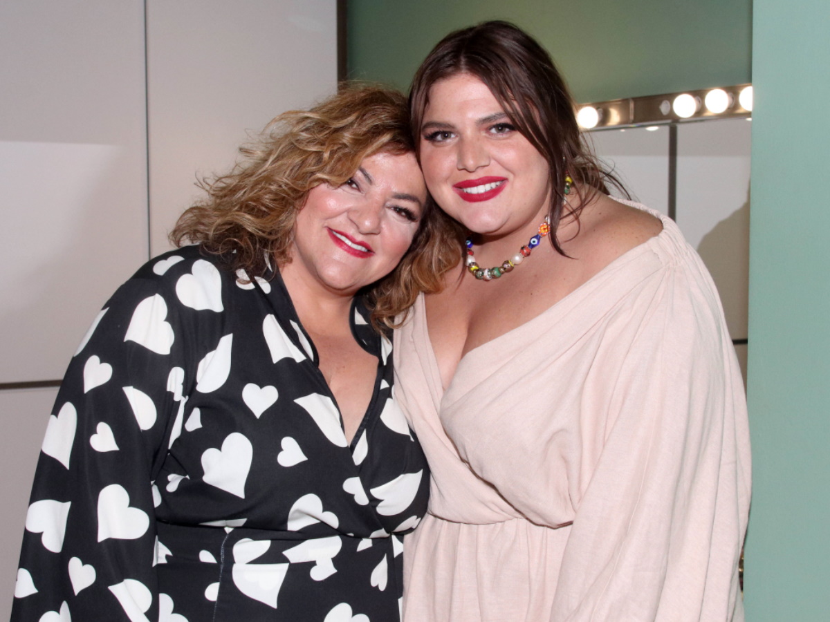 Βίκυ Σταυροπούλου: Οι νέες φωτογραφίες από τα γυρίσματα του «Κάμπινγκ» λίγες ώρες μετά την αποκάλυψη ότι θα γίνει γιαγιά