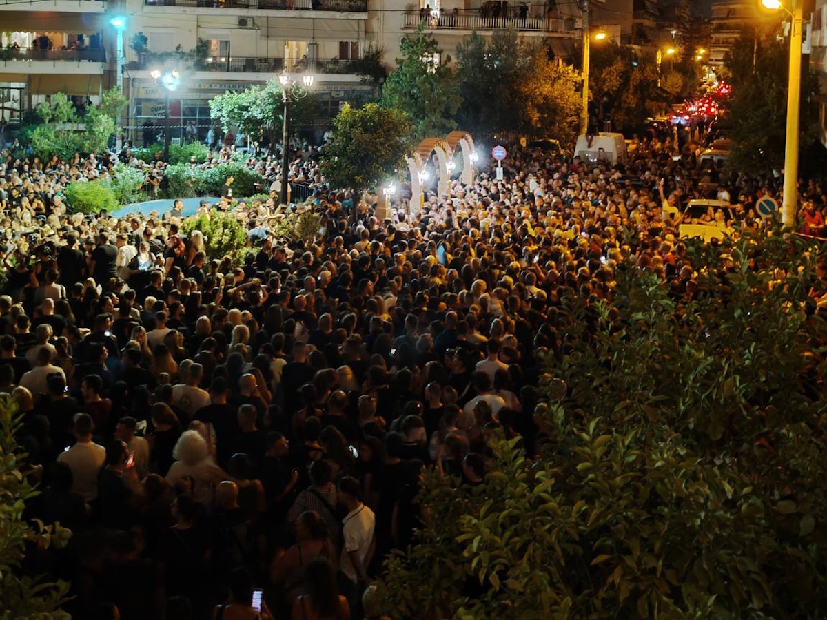 Γιώργος Μαζωνάκης: Λαοθάλασσα στον Ιερό Ναό Αγίας Τριάδος – «Θέλω να γυρίσω στα παλιά» τραγουδούν