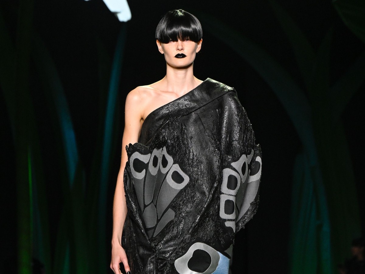 Thom Browne Spring 2027: Το κραγιόν επιστρέφει στο προσκήνιο και γίνεται πιο τολμηρό από ποτέ