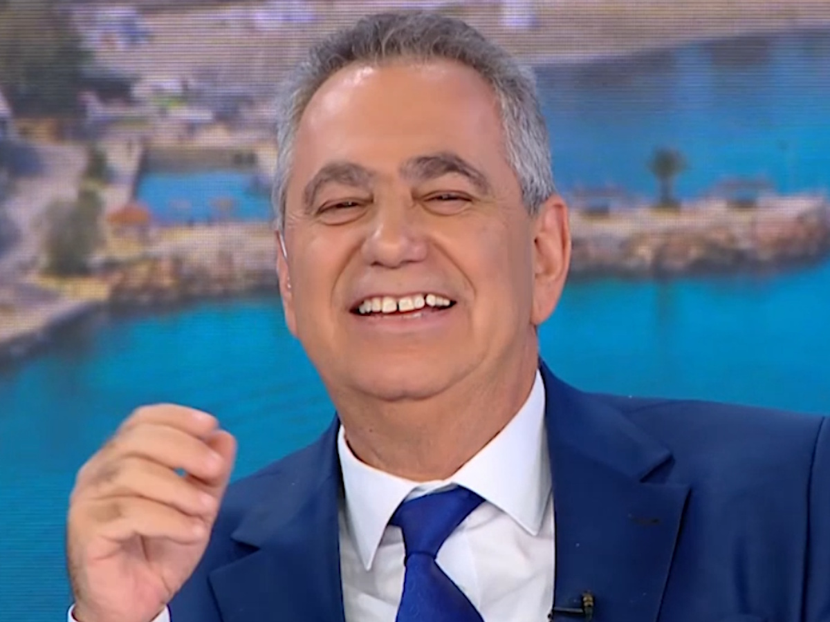 Βασίλης Χιώτης: Το μπέρδεμα με τον ΣΚΑΪ στον «αέρα» του ΑΝΤ1 – «Παιδιά, συγγνώμη! Θα το συνηθίσω»