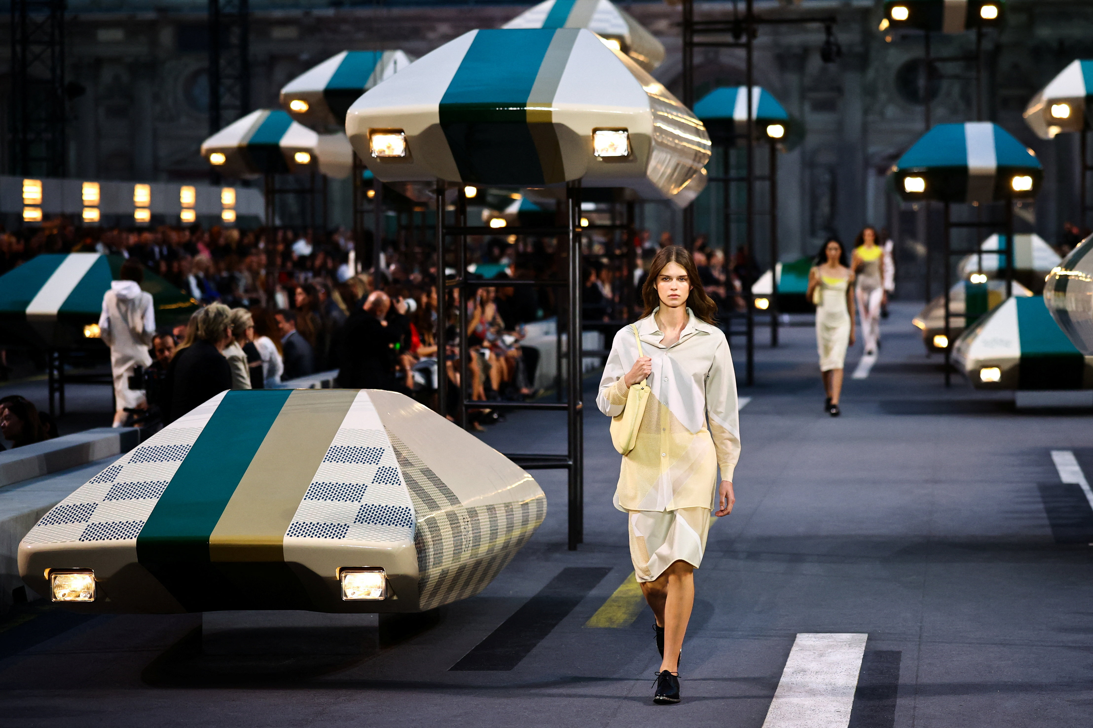 Louis Vuitton SS27: Ο Nicolas Ghesquière άφησε πίσω την «πανοπλία» και έκανε την πολυτέλεια να μοιάζει πιο ανάλαφρη από ποτέ