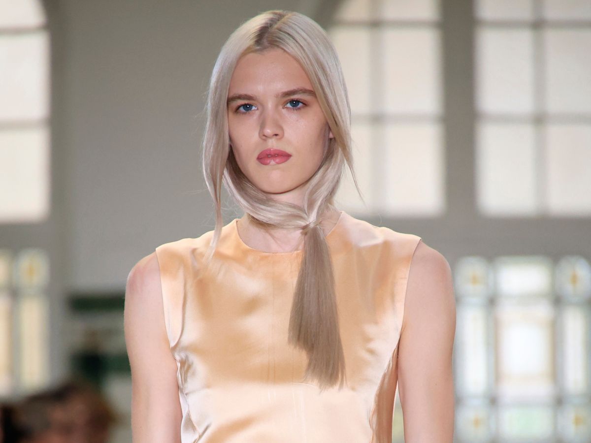 Sleek μαλλιά δεμένα σαν κασκόλ: Το ιδιαίτερο hairstyle που είδαμε στην πασαρέλα του οίκου Abra