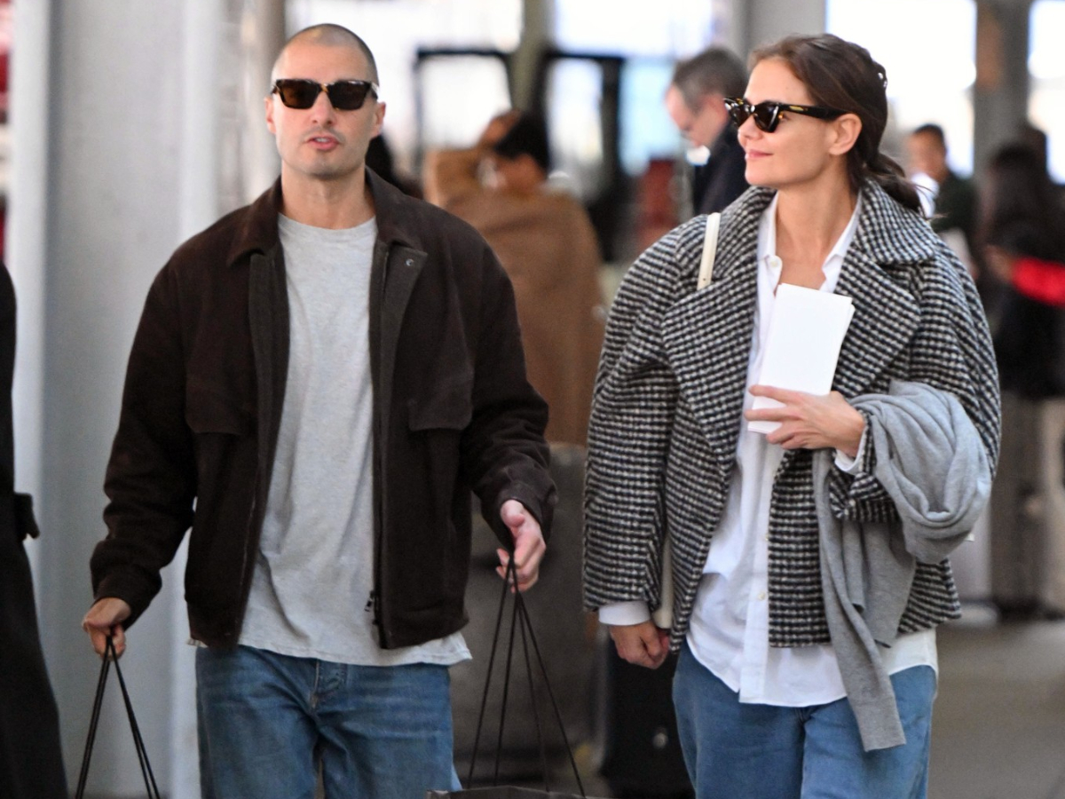 Katie Holmes: Το casual style με τον σύντροφό της είναι η έμπνευση για τη βόλτα της 28ης Οκτωβρίου