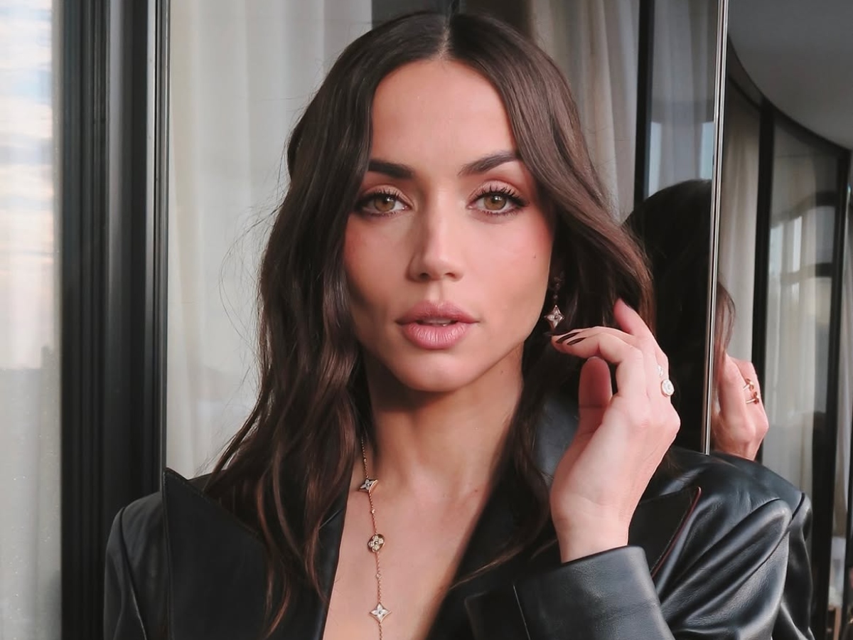 Ana de Armas: Το viral hair trick που κάνει τα μακριά μαλλιά να δείχνουν κοντά