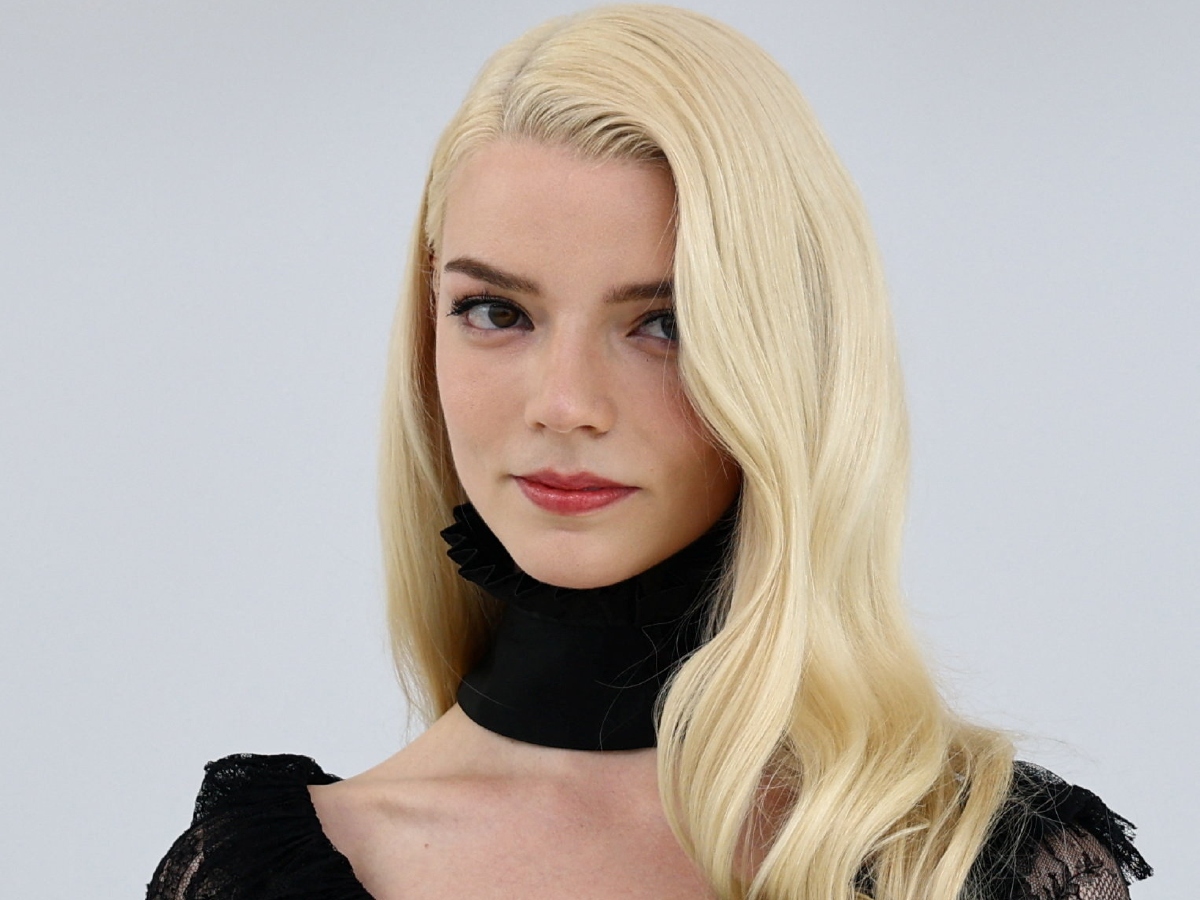 Η Anya Taylor-Joy υιοθετεί την πιο εντυπωσιακή εκδοχή της γαλλικής πλεξούδας