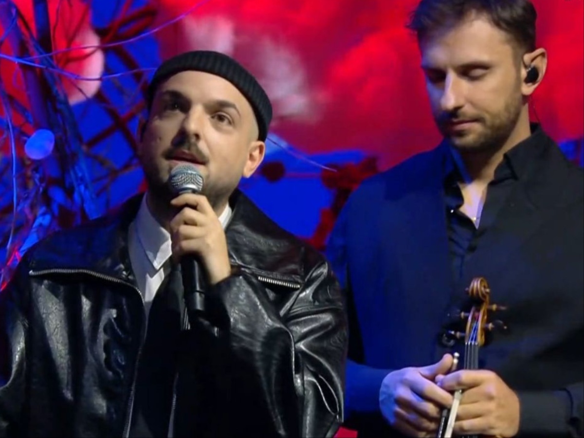 Apon: Τραγούδησε live το θρυλικό «Παιδιά Της Ελλάδος Παιδιά» στο «Αλ Τσαντίρι Νιούζ»