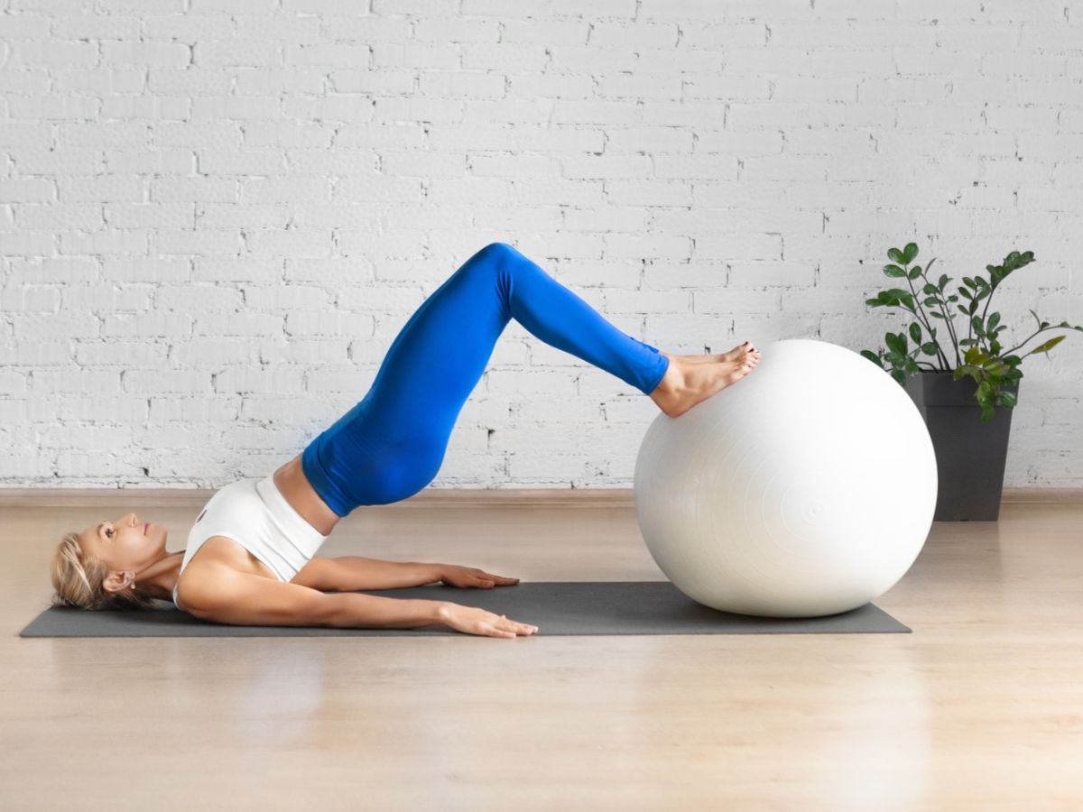 5 top ασκήσεις με μπάλα Pilates για να γυμνάσεις όλο το σώμα