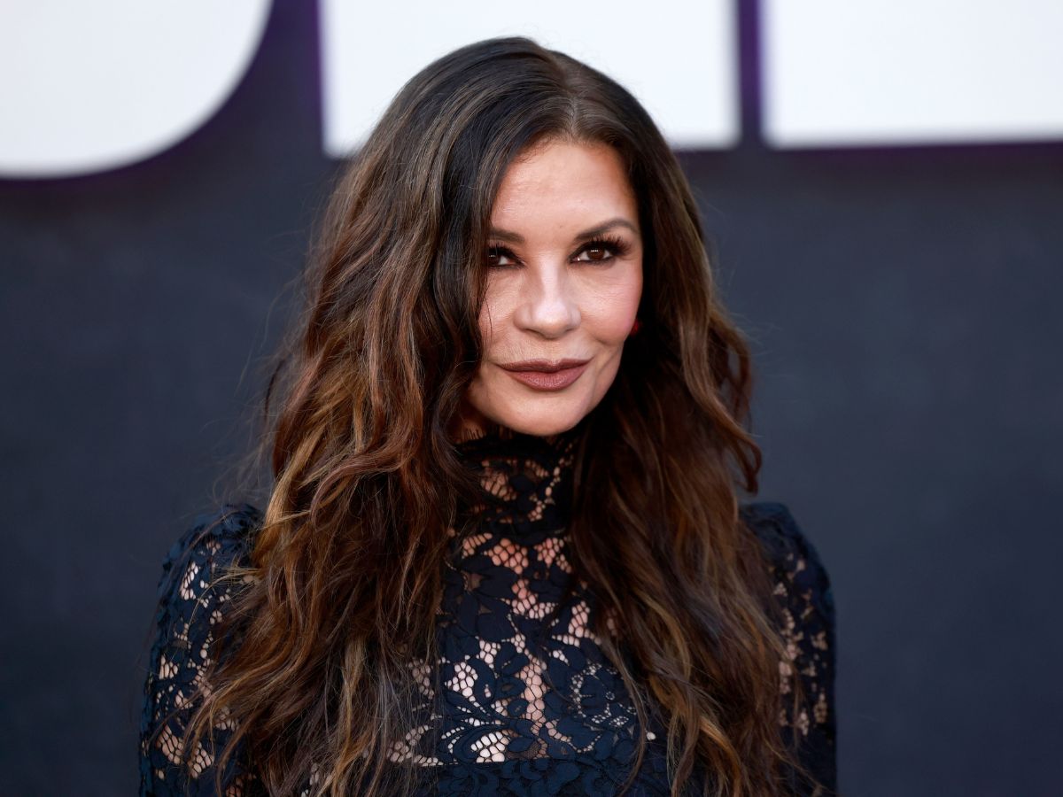 Catherine Zeta-Jones: Τα μυστικά για τα πλούσια, λαμπερά μαλλιά της και η συνήθεια που δεν εγκατέλειψε ποτέ