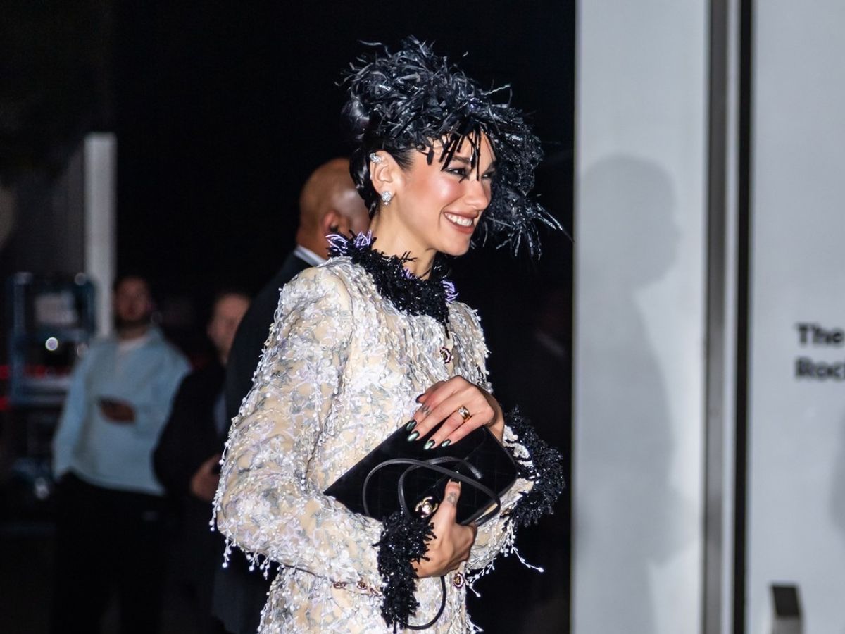 Dua Lipa: Σου δείχνει πως να απογειώσεις ένα updo με ένα εντυπωσιακο feather headpiece