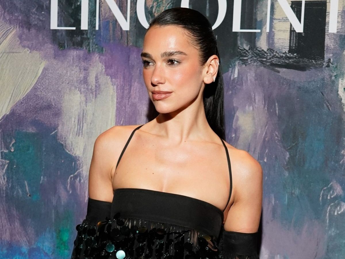 Emerald green velvet μανικιούρ: To ιδιαίτερο nail look της Dua Lipa αποπνέει πολυτέλεια και μυστηριώδη γοητεία
