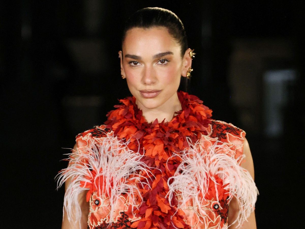 Dua Lipa: Το «boyfriend blush» που υιοθέτησε στο show του οίκου Chanel είναι το δροσερό trend που αξίζει να δοκιμάσεις