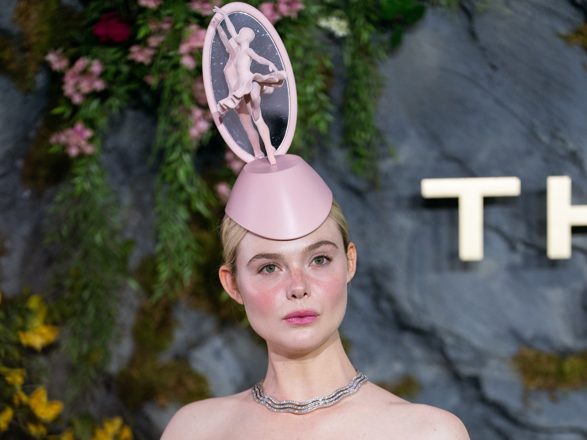 Elle Fanning: Μια μικροσκοπική μπαλαρίνα στο καπέλο της έκλεψε τις εντυπώσεις στην πρεμιέρα της