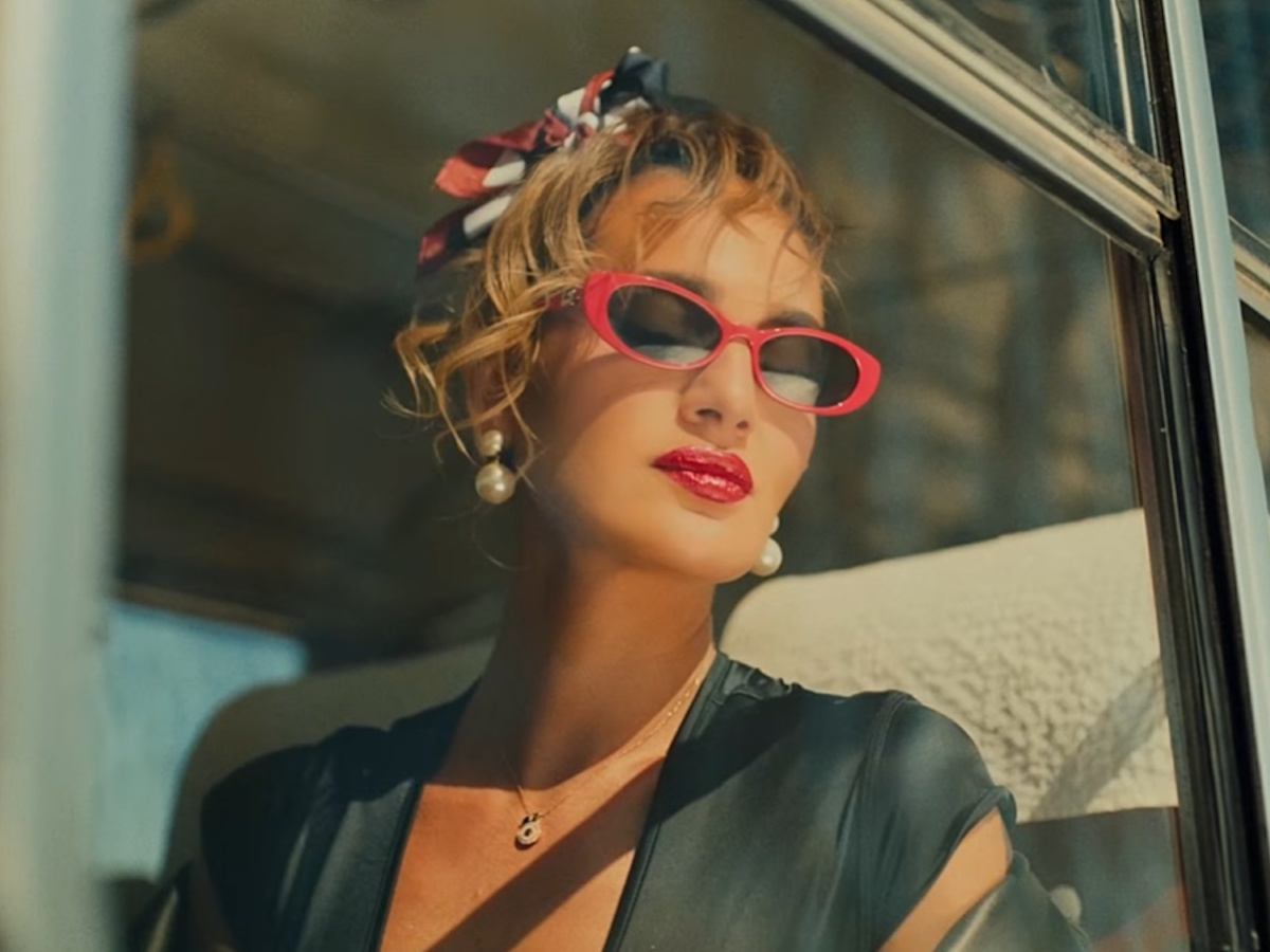 Ρία Ελληνίδου: Γίνεται pin-up girl και τραγουδά «Δέκα Σαν Εσένα» στο νέο της video clip