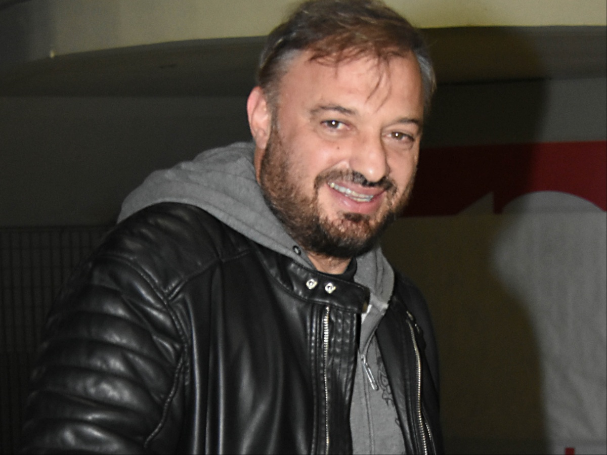 Χρήστος Φερεντίνος στο TLIFE: Η εμπειρία στην ΕΡΤ και η παράσταση για τον Γρηγόρη Μπιθικώτση –  «Μπήκαμε αμέσως στα βαθιά»
