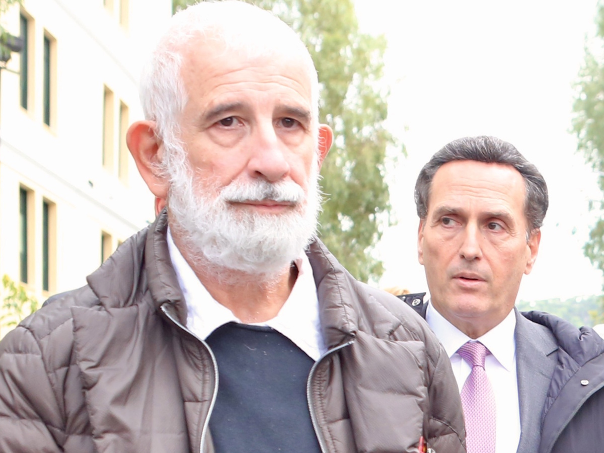 Πέτρος Φιλιππίδης: «Το στίγμα του βιαστή δεν μπορεί να φύγει από πάνω μου» – Πώς αντέδρασε έξω από τη δικαστική αίθουσα μετά τη νίκη