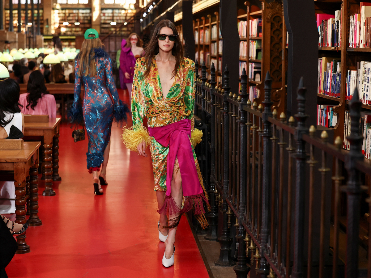 Valentino SS26: Ο Alessandro Michele έβαλε μαξιμαλισμό, χρώμα και φινέτσα σε μια… βιβλιοθήκη