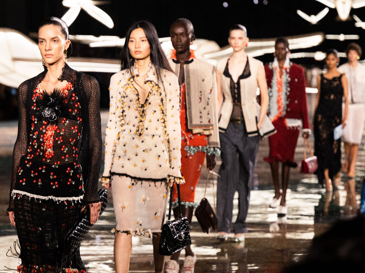 Chanel SS27: Ο Matthieu Blazy συνομιλεί με τη Gabrielle Chanel και ξαναγράφει την ιστορία του οίκου