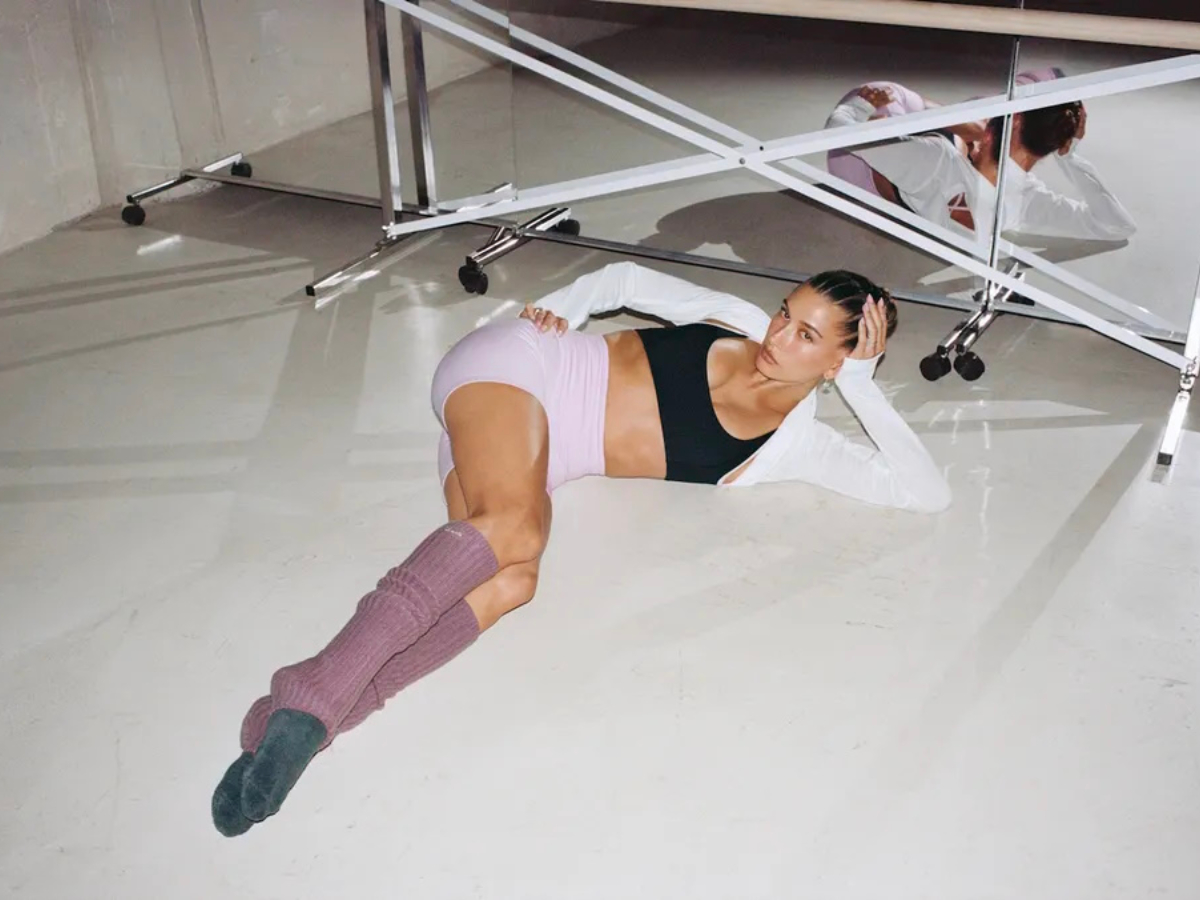 Hailey Bieber: Λανσάρει μια συλλογή με ρούχα μπαλέτου που μας έκανε αμέσως κλικ