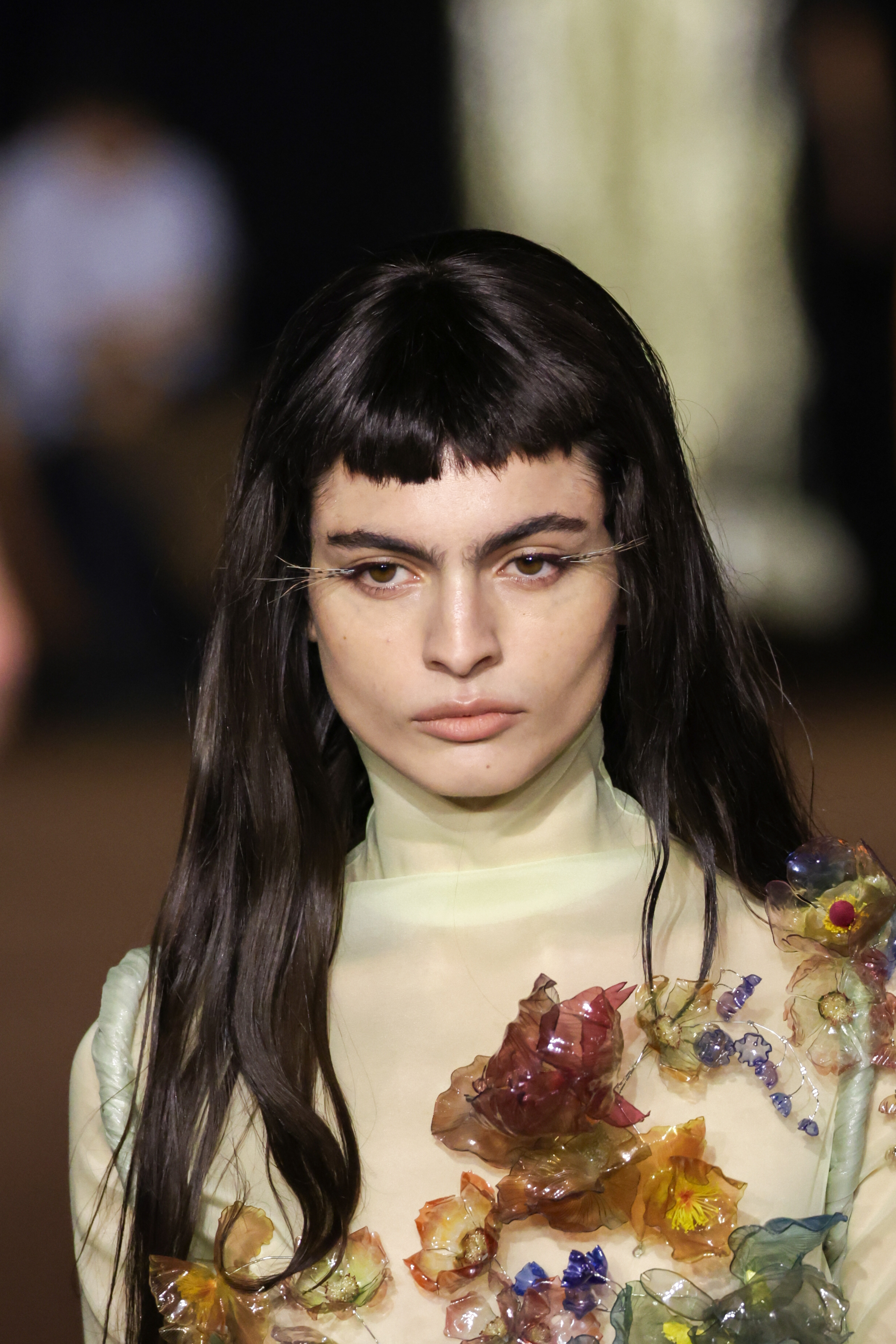 Mugler SS27: Το πιο εξωπραγματικό beauty look της Εβδομάδας Μόδας του Παρισιού με extra long βλεφαρίδες και bold eyeliner