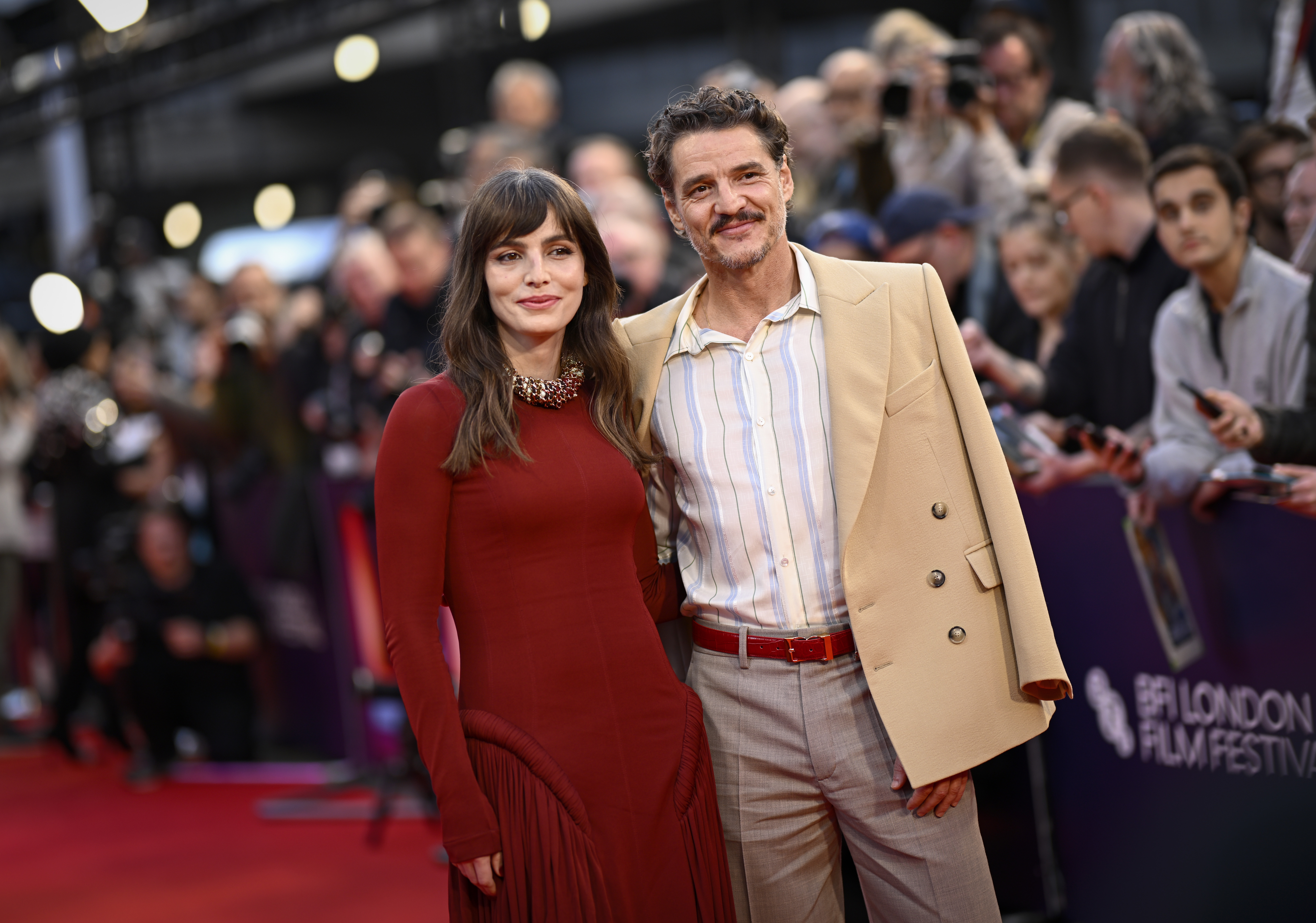 Lux και Pedro Pascal: Η red carpet εμφάνιση που αποδεικνύει ότι το στιλ είναι οικογενειακή υπόθεση
