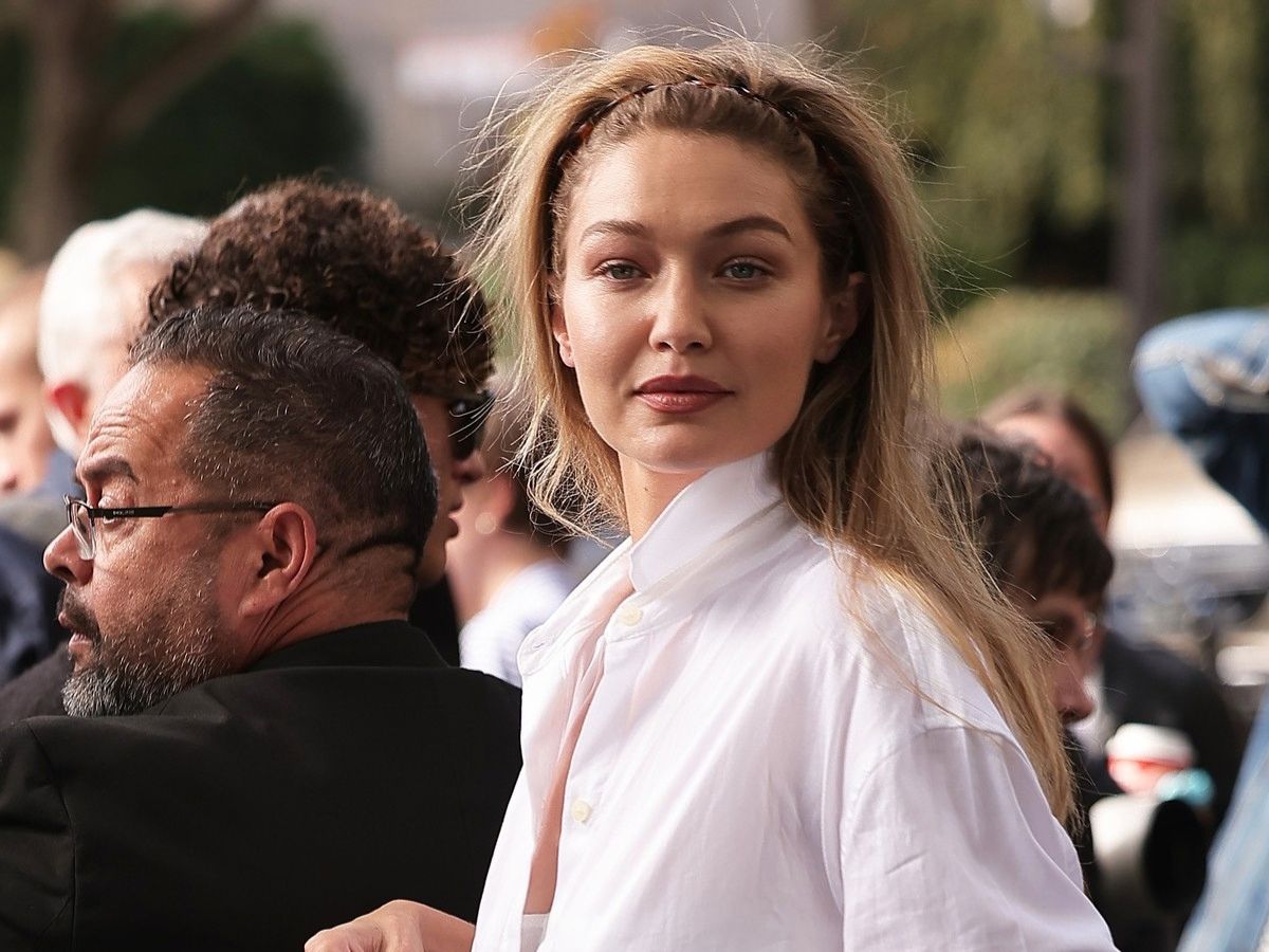 Gigi Hadid: Με ατημέλητο χτένισμα και το cool αξεσουάρ μαλλιών που λατρέψαμε στα ’00s