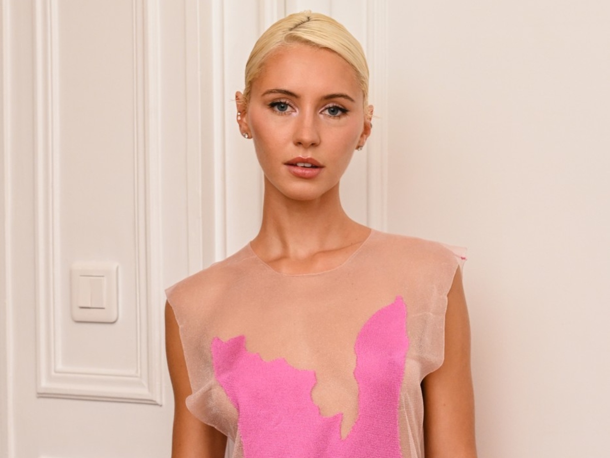 Ρετρό pixie: Η Iris Law αποδεικνύει ότι ακόμη και τα πολύ κοντά μαλλιά μπορεί να δείχνουν glam και εντυπωσιακά