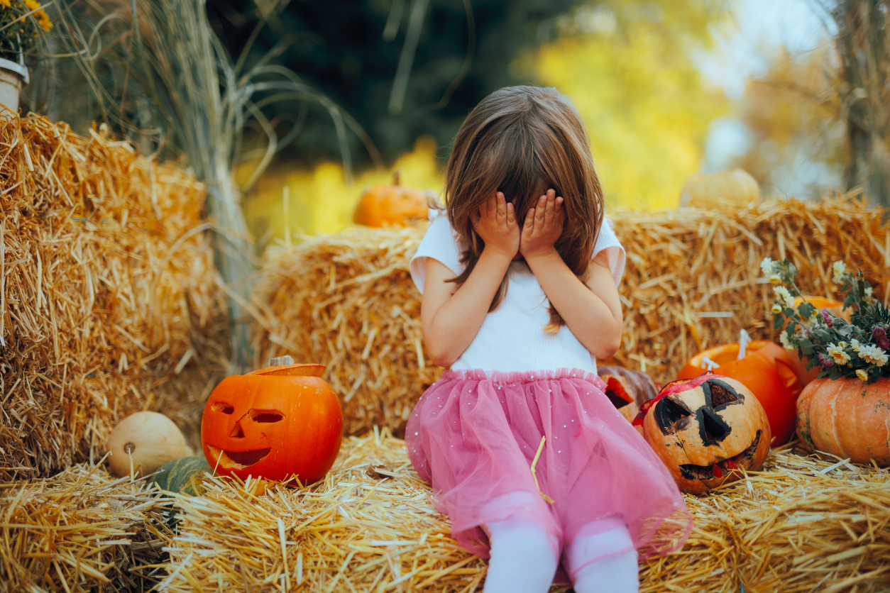 Halloween: 3 πράγματα που μπορεί να τρομάζουν το παιδί σου και πώς να το βοηθήσεις