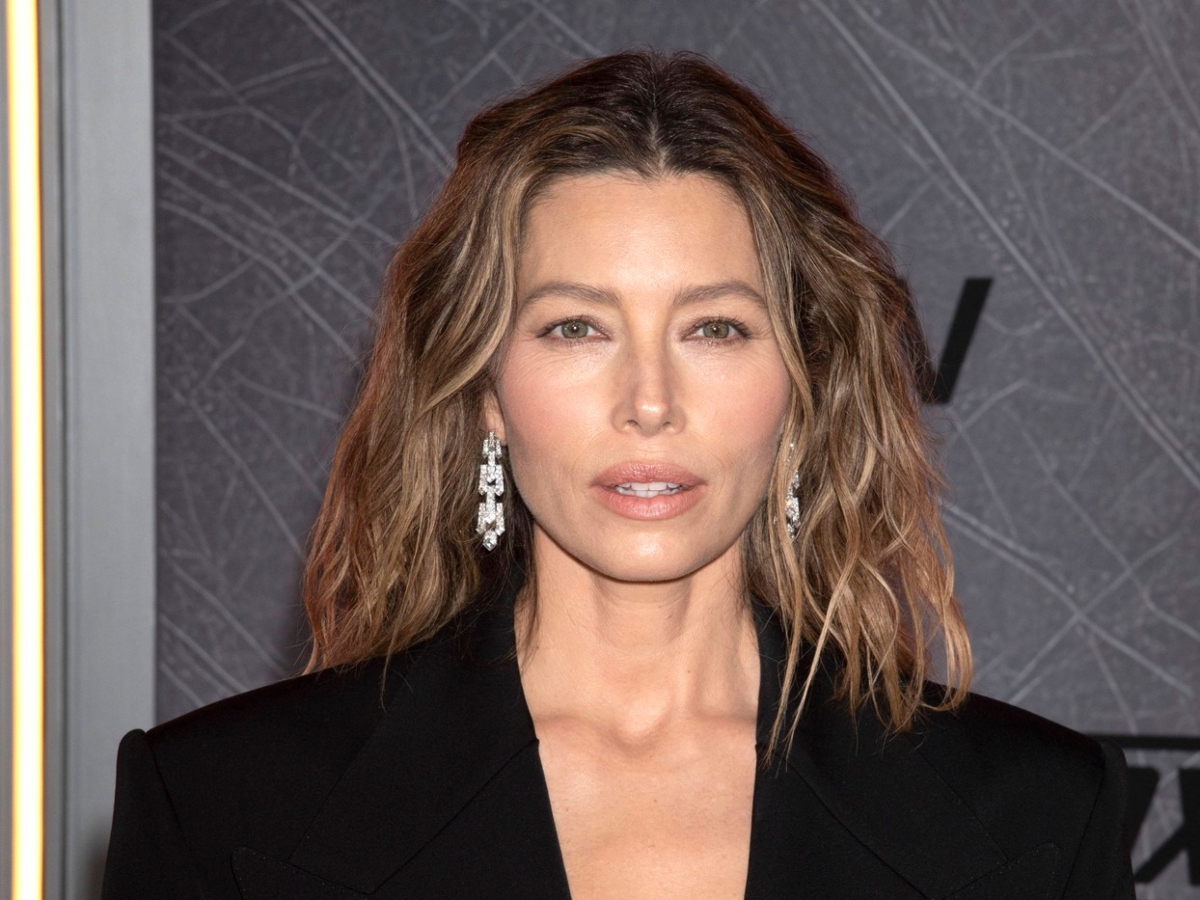 Τα caramel highlights της Jessica Biel είναι η τέλεια έμπνευση για καστανές