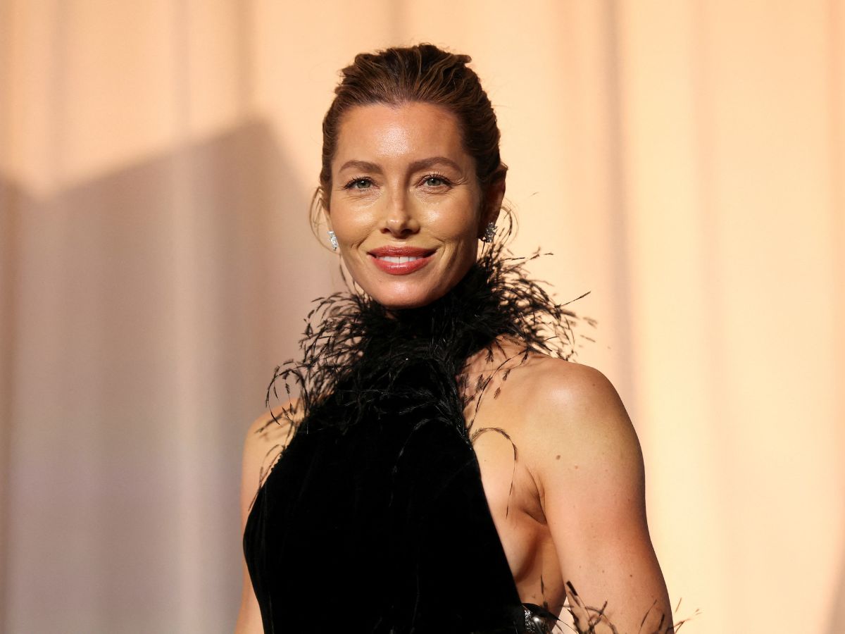 Jessica Biel: Βήμα-Βήμα το natural μακιγιάζ που επέλεξε στο Academy Museum Gala με πρωταγωνιστή τα chestnut brown χείλη 