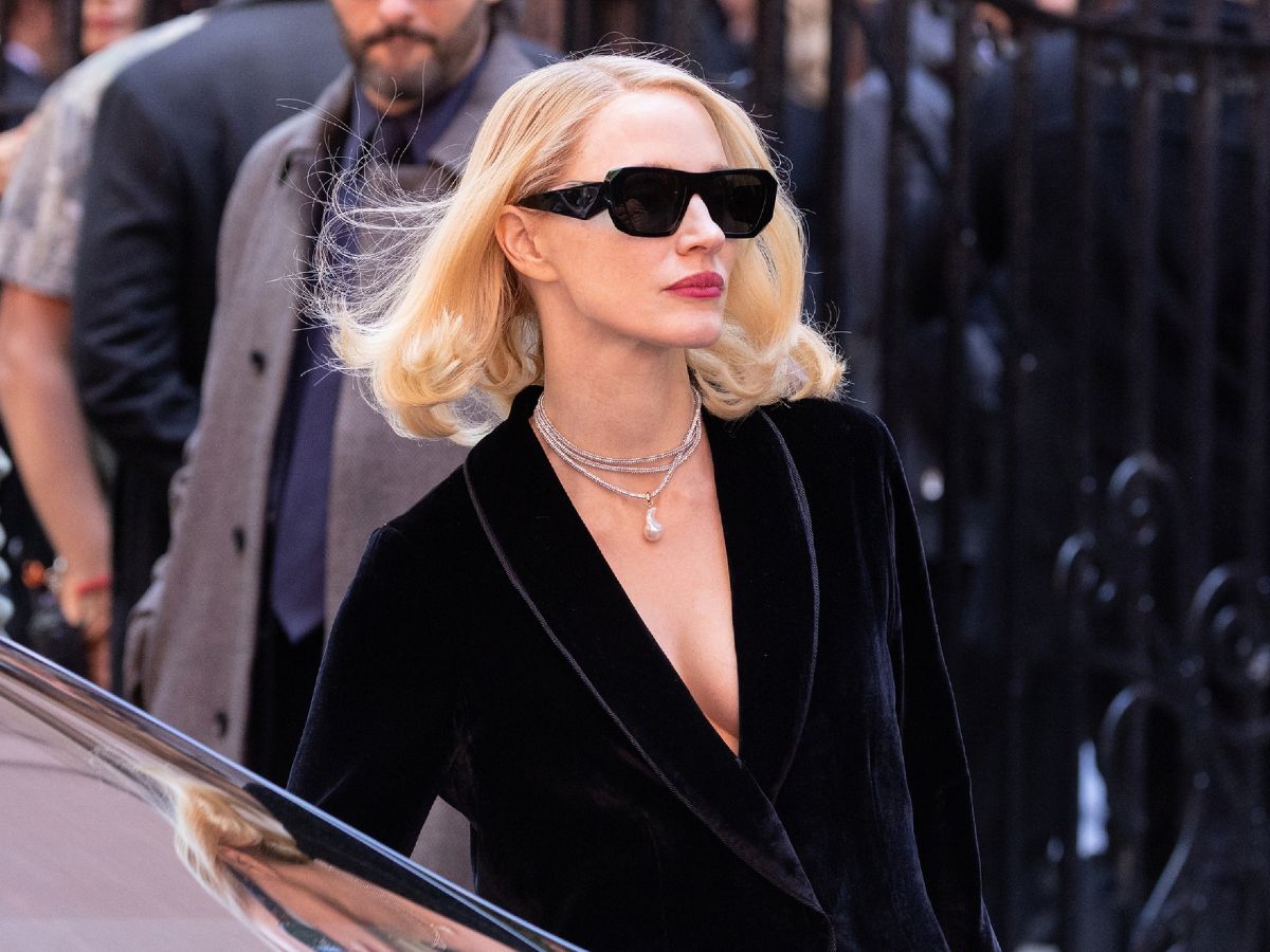 Jessica Chastain: Εμφανίστηκε στο show του Jimmy Kimmel με ρετρό χτένισμα και φωτεινό κόκκινο κραγιόν