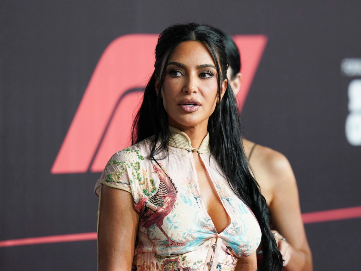 Η Kim Kardashian στην τελευταία της εμφάνιση αποδεικνύει ότι οι ροζ αποχρώσεις στο μακιγιάζ μπορεί να δείχνουν glam