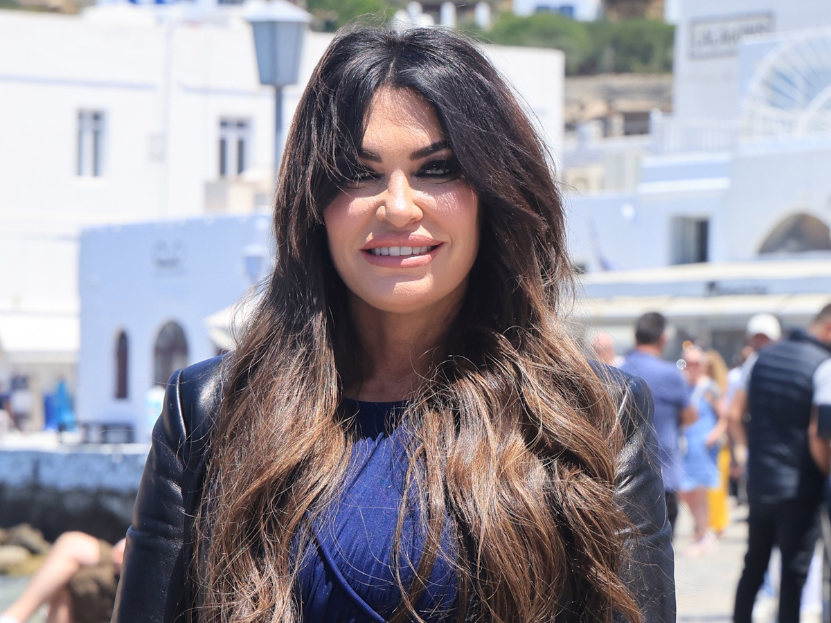Κίμπερλι Γκιλφόιλ: Στο μικροσκόπιο η ζωή της στην Αθήνα, σύμφωνα με τη Daily Mail – Οι καταγγελίες για τη συμπεριφορά και την πολυτελή ζωή της
