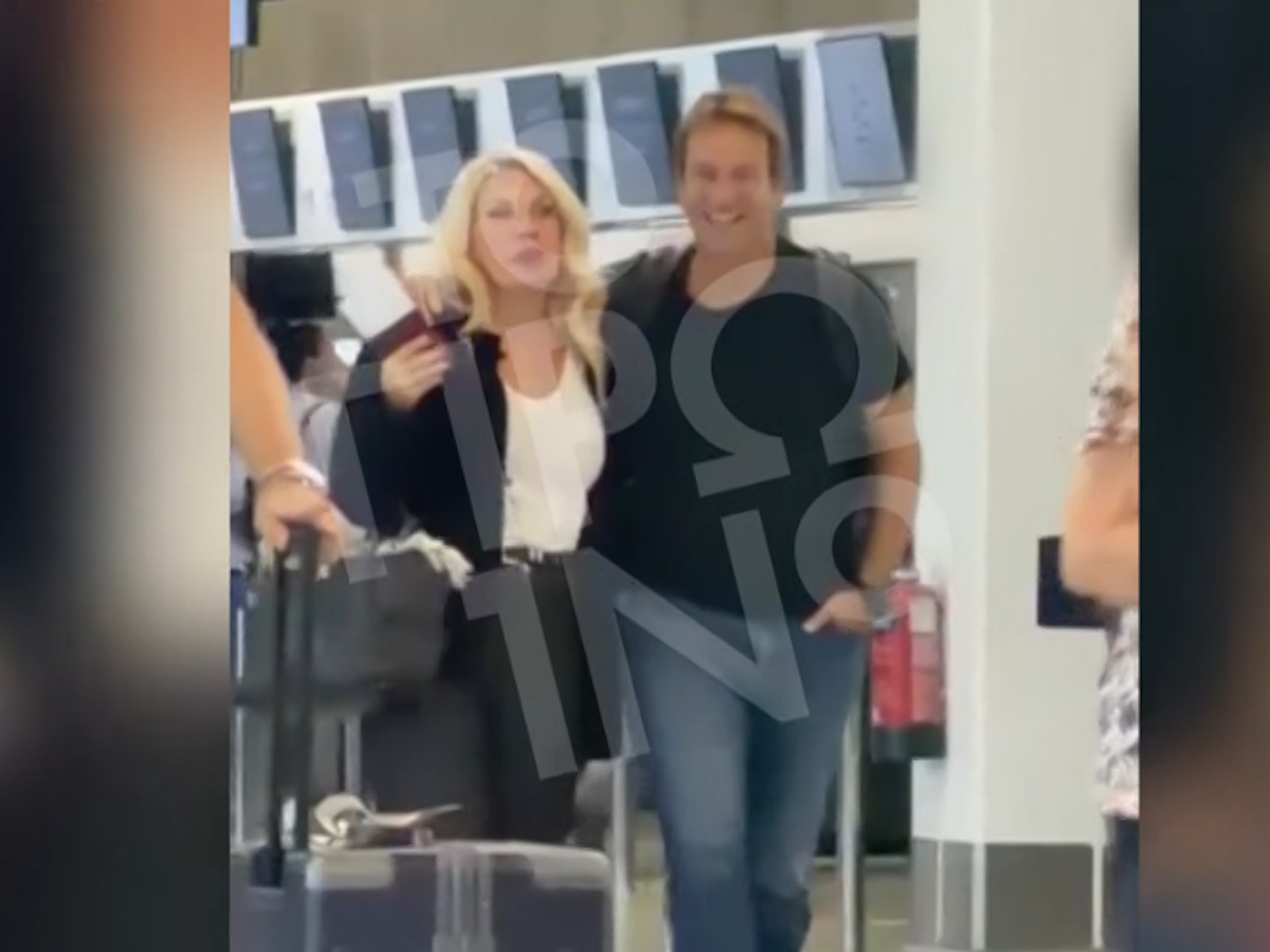 Ελένη Μενεγάκη – Μάκης Παντζόπουλος: Ταξίδι για δύο! Αγκαλιασμένοι στο αεροδρόμιο