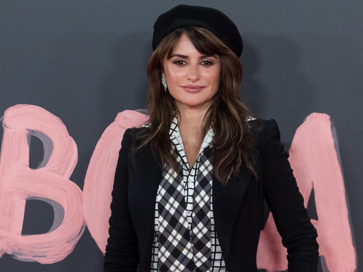 Το styling tip που χρειαζόσουν: Η Penélope Cruz σου δείχνει πώς να κάνεις ένα μαύρο κοστούμι πολύ πιο ενδιαφέρον