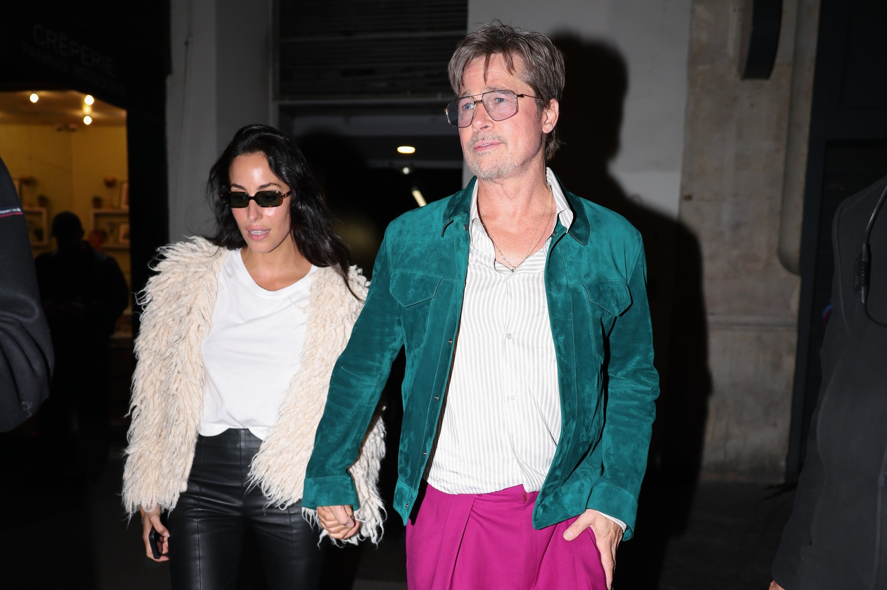 Brad Pitt: Το τολμηρό χρωματικό combo σε βραδινή έξοδο με την Ines de Ramon στο Παρίσι – Ποιος μπορεί να κοιτάξει αλλού;