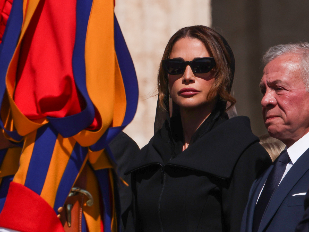 Βασίλισσα Ράνια: Με δάκρυα στα μάτια στο πλευρό των οικογενειών των θυμάτων – Οι συγκινητικές στιγμές στην Ιορδανία