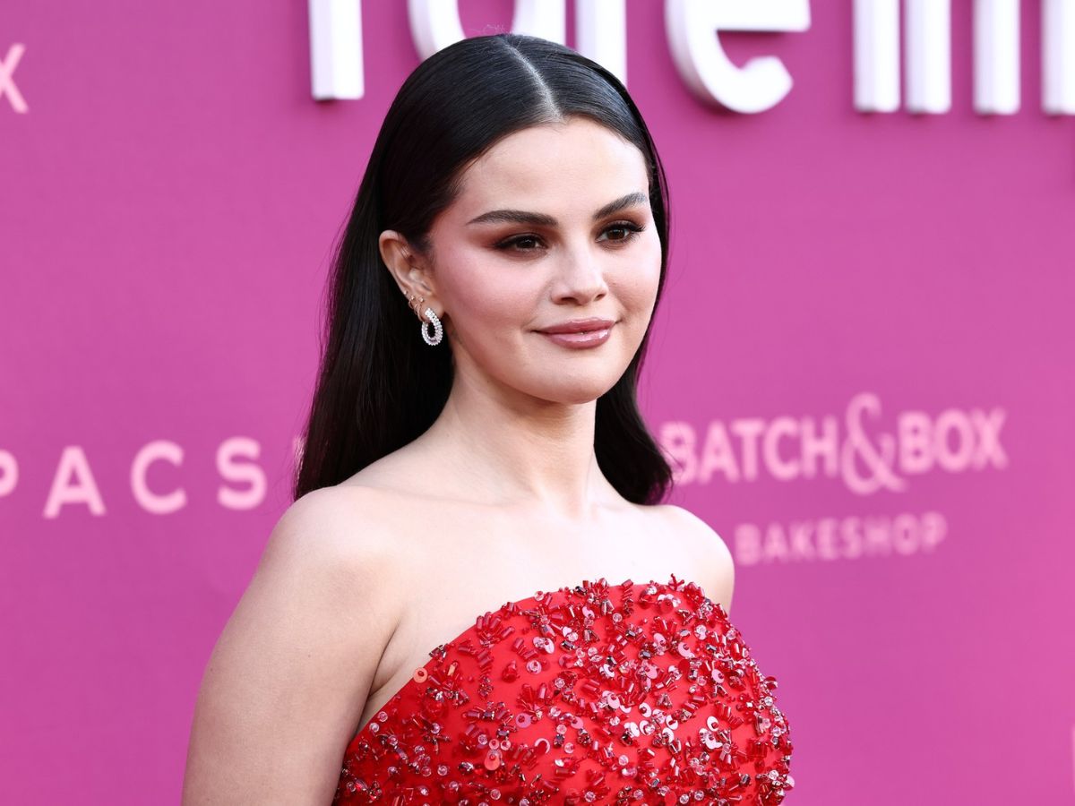 Selena Gomez: Με μονοχρωματικό μακιγιάζ σε βουργουνδί και καφέ αποχρώσεις στο τέταρτο Annual Rare Impact Fund