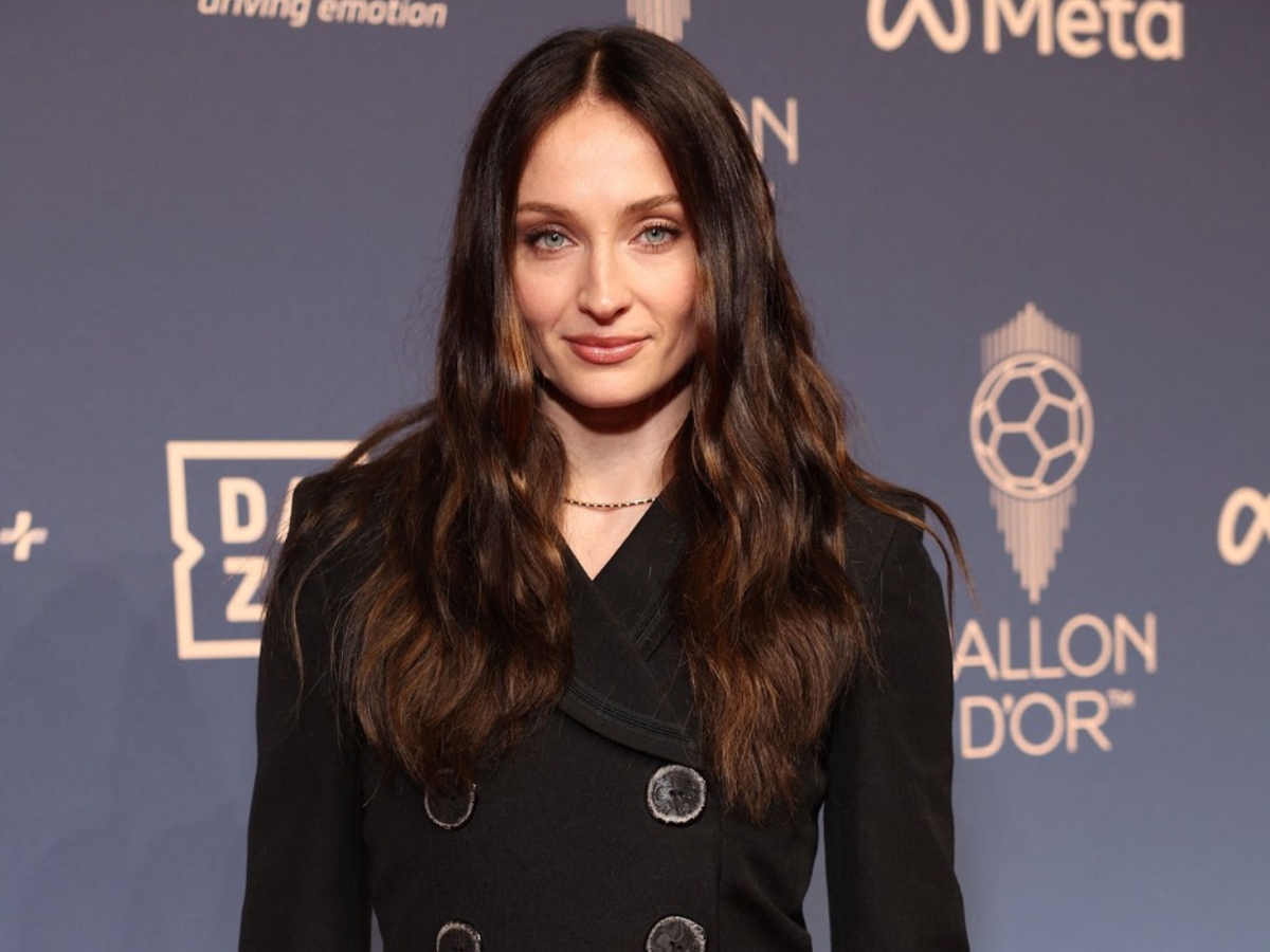 Η Sophie Turner υιοθετεί το πιο σκούρο brunette look και κλέβει τις εντυπώσεις στο κόκκινο χαλί