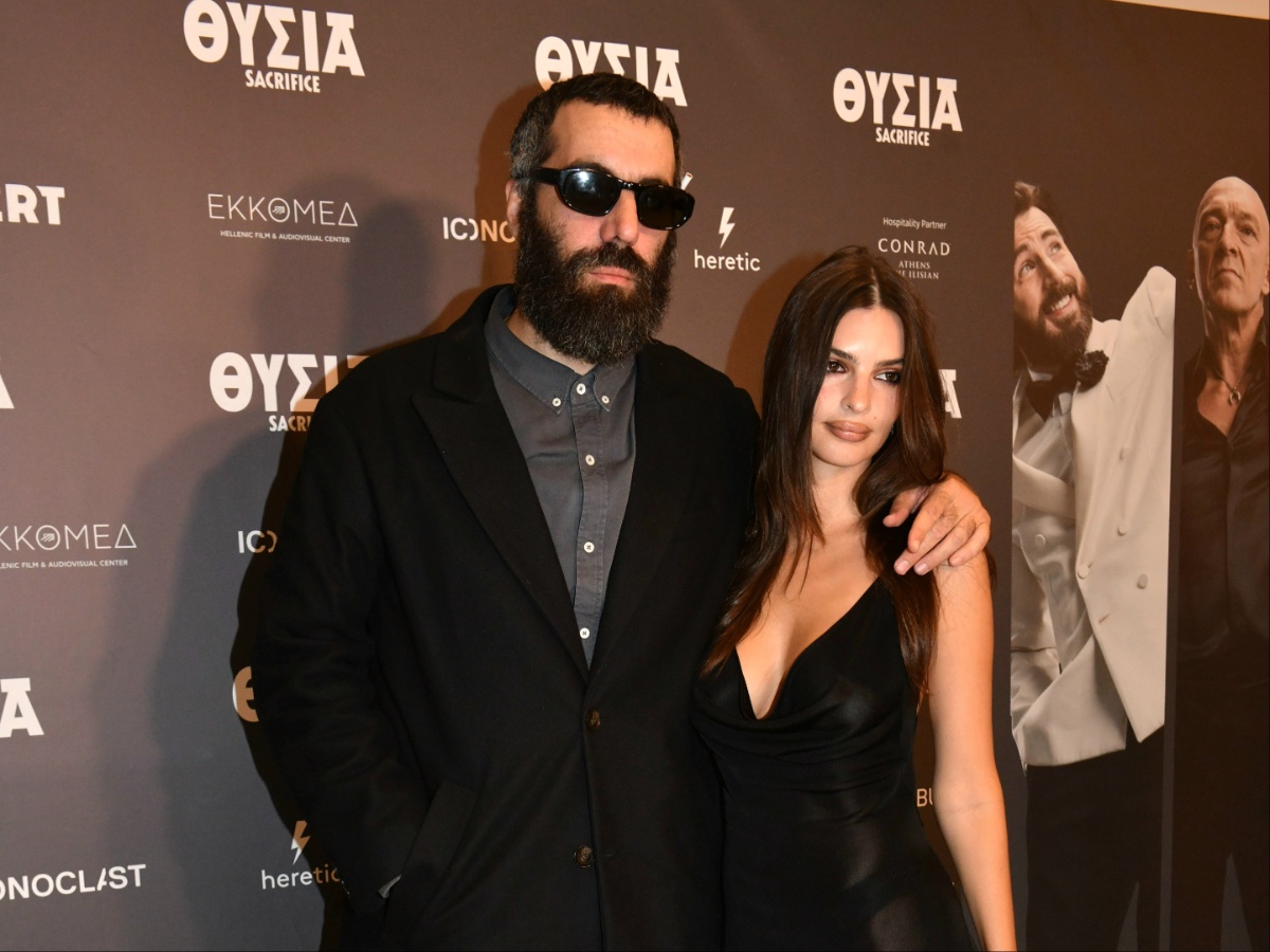 Έμιλι Ραταϊκόφσκι: Στο πλευρό του Ρομέν Γαβρά στην Αθήνα – Η κοινή εμφάνιση στην πρεμιέρα της νέας του ταινίας «Θυσία»