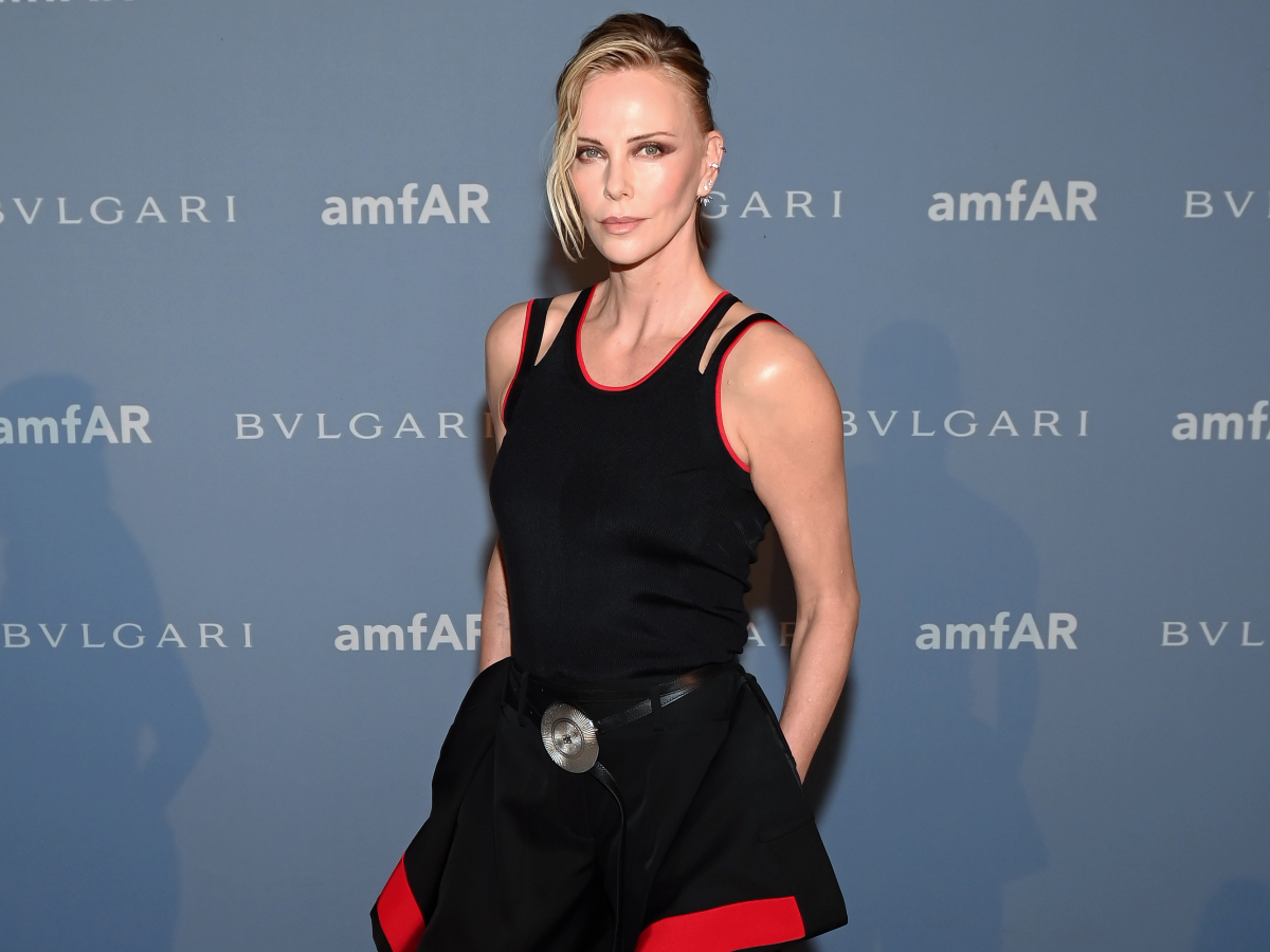 Charlize Theron: Απογειώνει το red carpet style με αυτό το Givenchy look