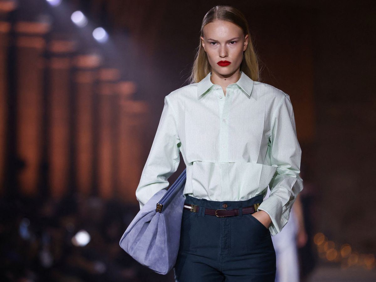 Victoria Beckham SS27: Στο fashion show της στην Εβδομάδα μόδας του Παρισιού είδαμε το τέλειο ματ κόκκινο κραγιόν