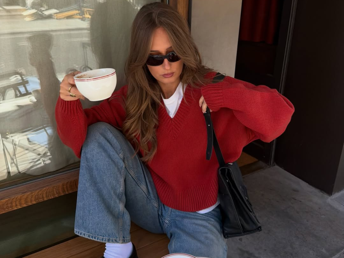 V-neck πουλόβερ: Οι fashionistas επαναφέρουν την πιο απλή τάση των ’90s