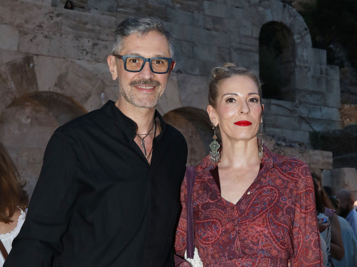 Αιμίλιος Χειλάκης για Αθηνά Μαξίμου: «Τα 20 χρόνια γάμου είναι κάτι το οποίο είναι μπροστά μας – Προσπαθεί να με κάνει ακόμα καλύτερο»